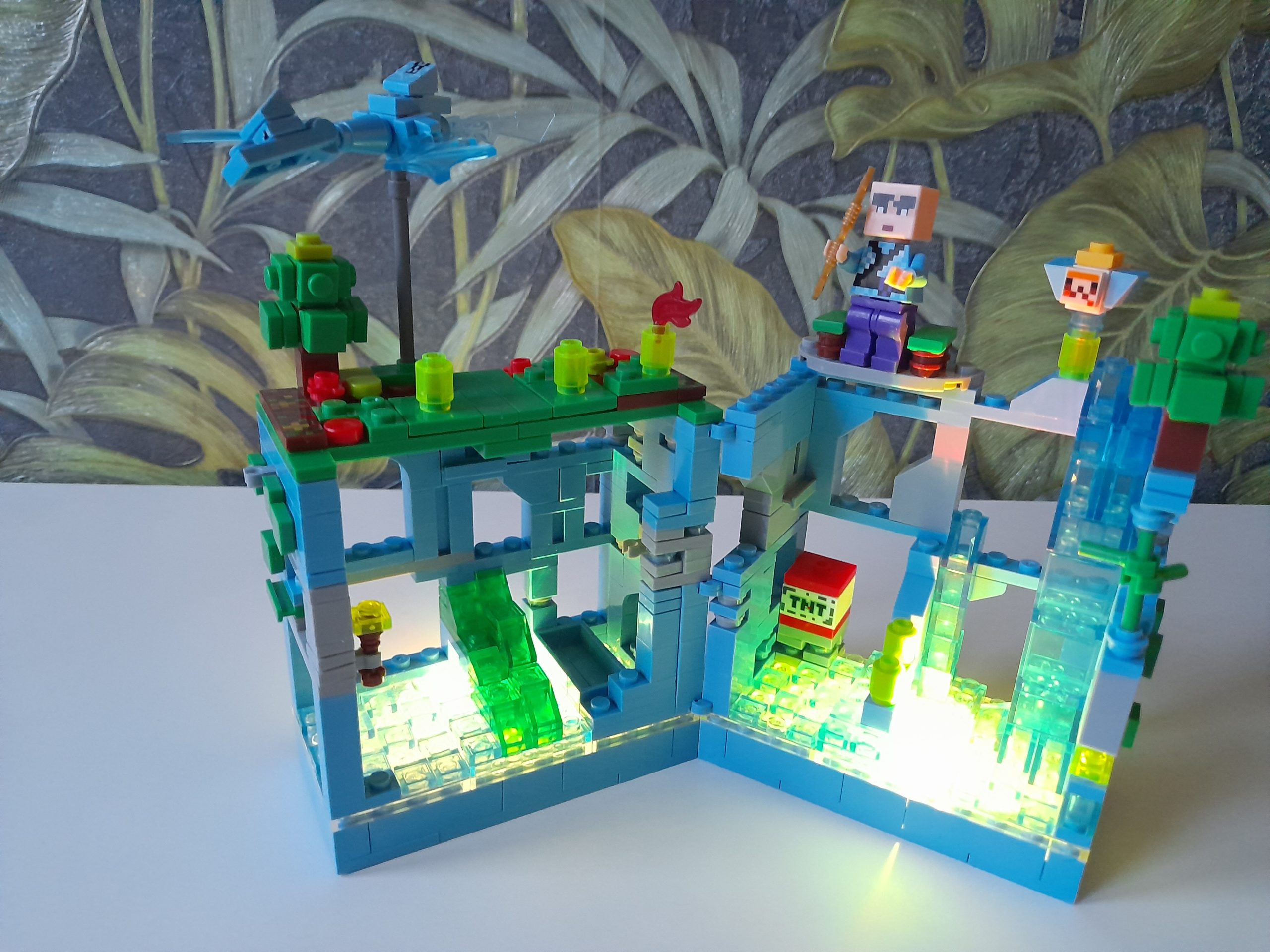 orig6353761 Конструктор Minecraft Ледяной замок с Драконом и светящимися элементами — изображение 1